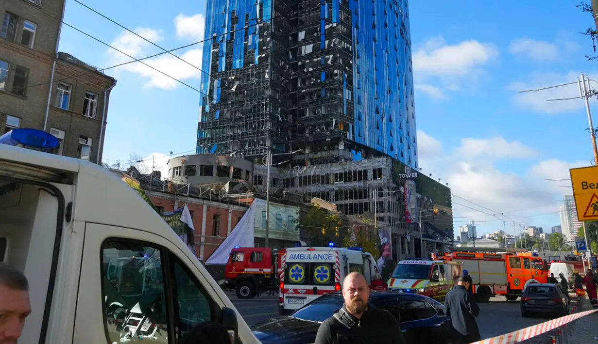 Polisi memblokir lokasi serangan rudal Rusia di Kiev, Ukraina, Senin (10/10/2022). Serangan rudal ke Lviv dilakukan di hari yang sama setelah Kiev dihantam serangan udara yang menewaskan warga sipil. (AP Photo/Efrem Lukatsky)