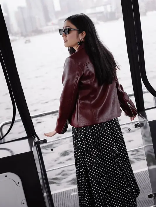 Febby pun tampil mengenakan jaket leather maroon dipadukan inner long dress hitam dengan motif polkadot putih. [@febbyrastanty]