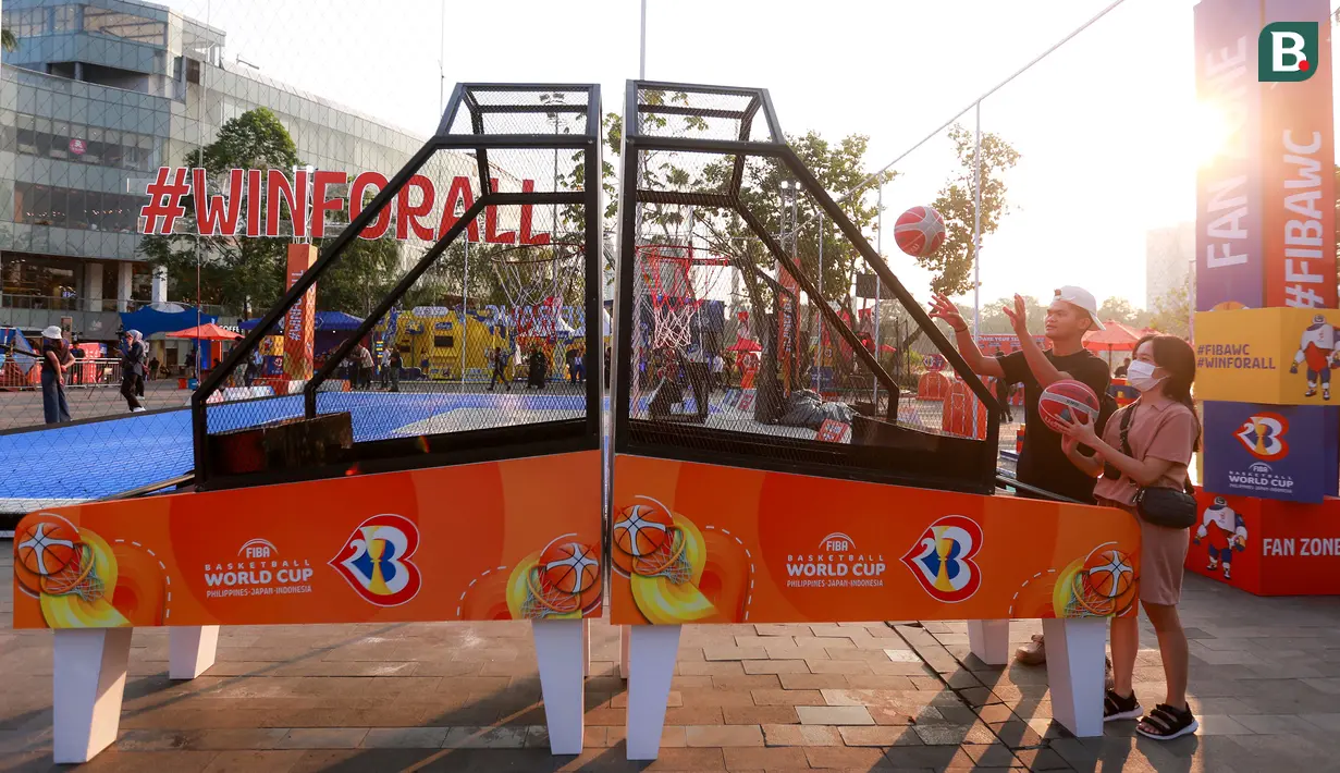 Sejumlah pengunjung menjajal permaianan di Fan Zone Piala Dunia FIBA 2023 yang terletak di Senayan Park, Jakarta, Rabu (23/08/2023). (Bola.com/Bagaskara Lazuardi)