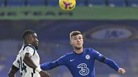 Penyerang Chelsea, Timo Werner berebut bola dengan bek Tottenham Hotspur, Serge Aurier pekan ke-10 Liga Inggris 2020/2021 di Stamford Bridge, Minggu (29/11/2020). Derby London antara Tottenham Hotspur kontra Chelsea berakhir imbang tanpa gol. (Justin Tallis/Pool via AP)
