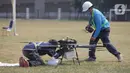 Peserta mengoperasikan dronenya saat lomba drone KASAU CUP KASAU CUP 2020 di Lapangan Wisma Aldiron, Jakarta, Sabtu (12/9/2020). Lomba yang diselengarakan TNI AU World Airsport Federation Federasi Aero Sport Indonesia memperebutkan piala Kasau Cup 2020 dengan lima kategori. (merdeka.com/Imam Buhori
