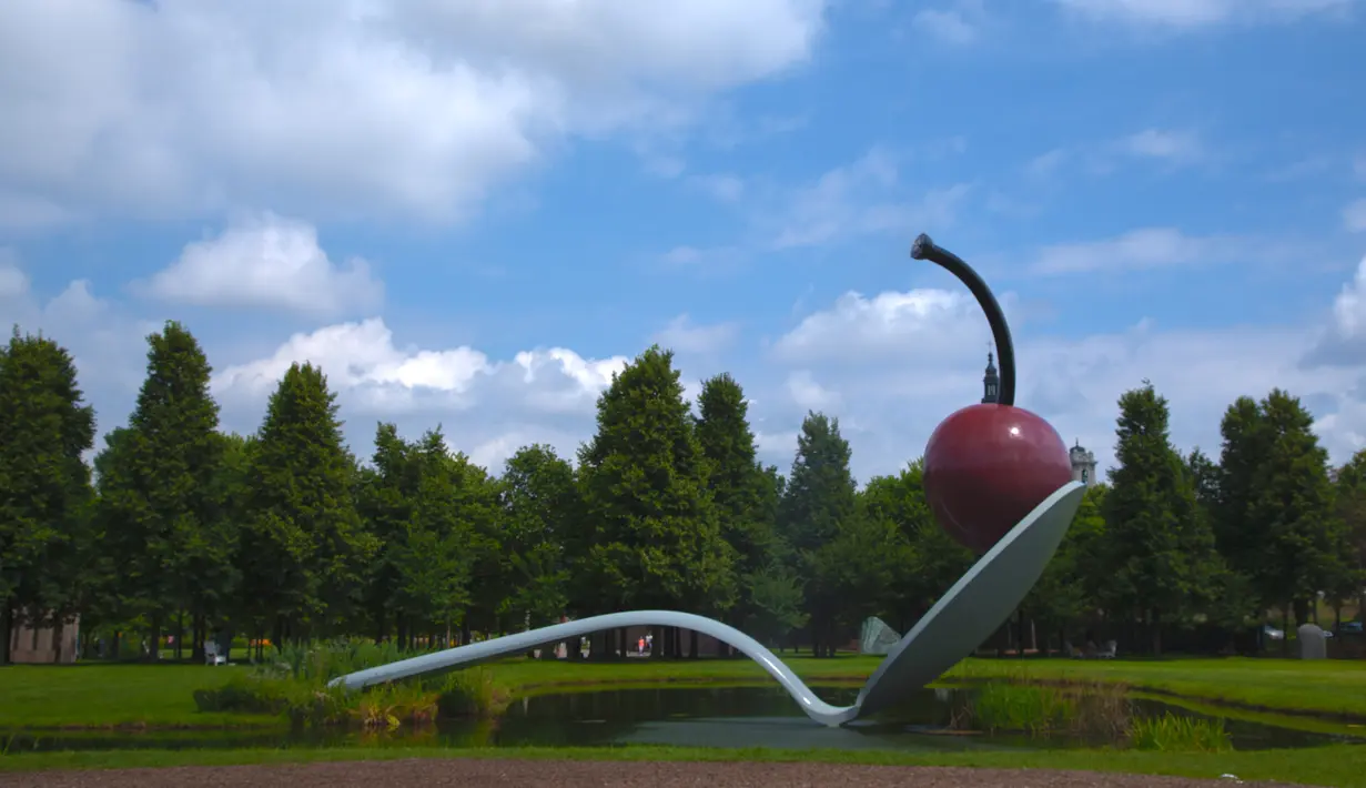 Kota Minneapolis di AS memiliki patung sendok dan buah ceri raksasa yang bertengger di taman kota. Patung Spoonbridge and Cherry ini berada di Walker Art Center, Minneapolis Sculpture Garden. (reddit.com)