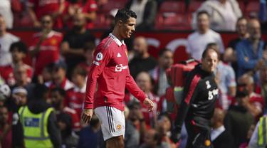 Foto: Viral Ekspresi Manyun Cristiano Ronaldo saat Duduk di Bangku Cadangan MU