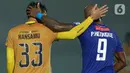 Striker Persiraja Banda Aceh, Pulo Henrique, dan bek Bhayangkara FC, Hansamu Yama, saling memegang kepala usai bersitegang pada laga BRI Liga 1 di di Stadion Indomilk Arena, Minggu (29/8/2021). Bhayangkara FC berhasil mengalahkan lawannya Persiraja Banda Aceh dengan skor 2-1. (Bola.com/M iqbal Ichsa