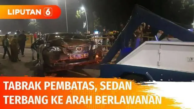 Diduga mengemudi secara ugal-ugalan, sebuah mobil sedan mewah berwarna hitam ini menabrak pagar pembatas underpass di kawasan Tanah Abang, Jakarta Pusat. Sedan mewah tersebut bahkan terbang ke arah berlawanan.