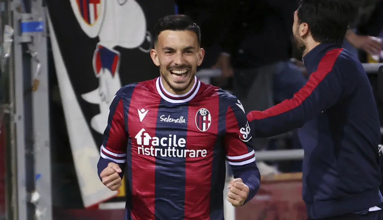 <p>Penyerang Bologna, Nicola Sansone berselebrasi usai mencetak gol ke gawang Inter Milan selama pertandingan lanjutan Liga Serie A Italia di stadion Renato Dall'Ara di Bologna, Italia, Kamis (28/4/2022). Bologna menang atas Inter Milan dengan skor tipis 2-1. (Michele Nucci/LaPresse via AP)</p>