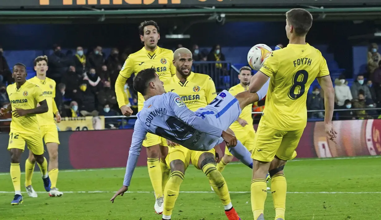 Gelandang Barcelona Philippe Coutinho mencoba melakukan tendangan salto saat melawan Villlarreal pada lanjutan La Liga di Estadio de la Ceramica, Minggu (28/11/2021) dini hari WIB. Barcelona menang dengan menghajar tuan rumah Villlarreal 3-1. (AP Photo/Alberto Saiz)
