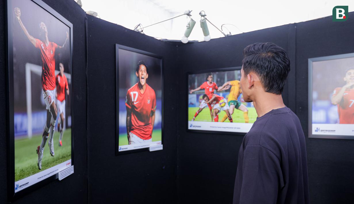 <p>Pemain Timnas Indonesia, Rizky Ridho sedang melihat sejumlah karya foto bertema "Timnas Indonesia dari Masa ke Masa" saat pameran foto Media Cup 2025 di Cibis, Cilandak, Jakarta Selatan, Selasa (28/10/2025). (Bola.com/Bagaskara Lazuardi)</p>