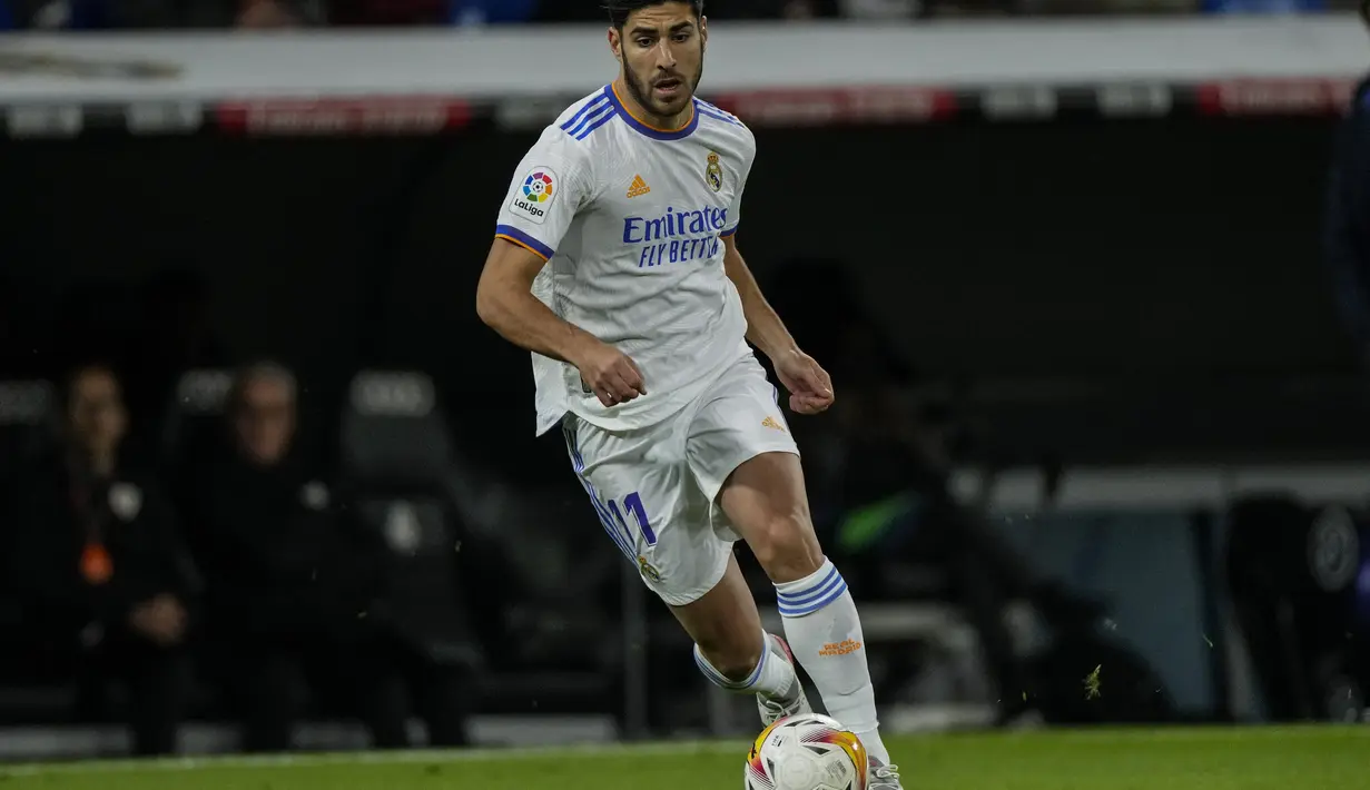 Gelandang Real Madrid, Marco Asensio menggiring bola saat bertanding melawan Athletic Bilbao pada pertandingan lanjutan La Liga Spanyol di Santiago Bernabeu di Madrid, Spanyol, Kamis (2/12/2021). Real Madrid menang tipis atas Atletico Bilbao 1-0. (AP Photo/Bernat Armangue)