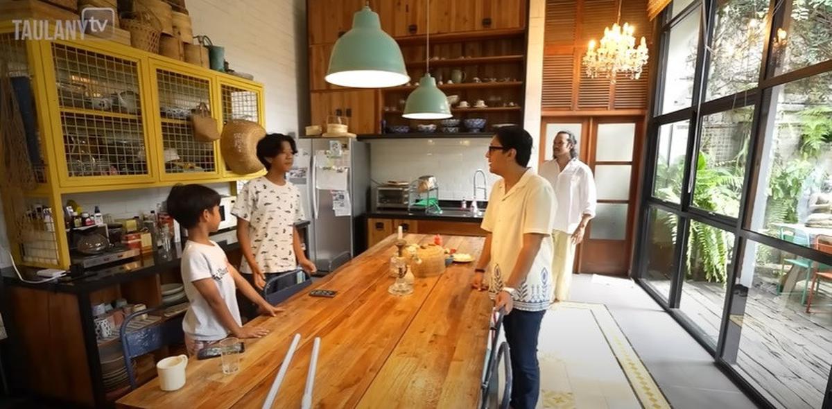 7 Potret Dapur Widi Mulia dan Dwi Sasono yang Unik, Artistik - Ada Rak Custom dari Barang Bekas