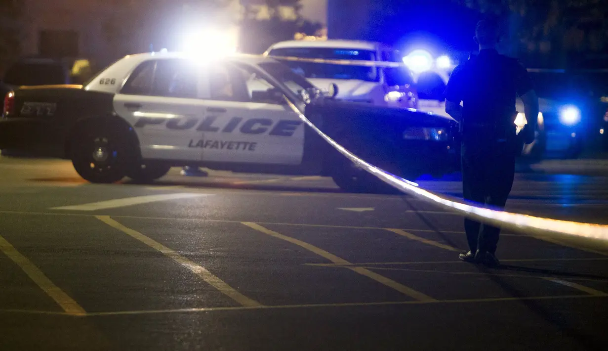 Polisi berjaga di area bioskop Lafayette, Louisiana, AS, Kamis (23/7/ 2015). Hampir tiga tahun lalu Kasus Penembakan di bioskop pernah terjadi di Aurora , Colorado yang menewaskan 12 orang dan melukai 58 lainnya. (REUTERS/Lee Celano)