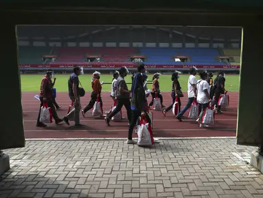 Warga berjalan kaki untuk menerima vaksin Sinovac saat vaksinasi massal virus corona COVID-19 untuk umum di Stadion Patriot Candrabhaga, Bekasi, Jawa Barat, Senin (14/6/2021). Peminat vaksinasi COVID-19 di Stadion Patriot Candrabagha sangat tinggi. (AP Photo/Achmad Ibrahim)