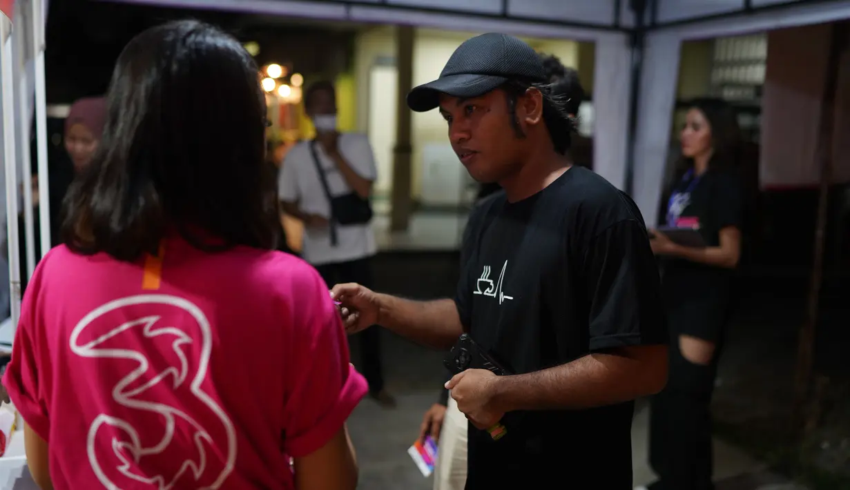 Para fans Arsenal sangat antusias menghadiri acara nonton bareng Liga Inggris bertajuk Roaring Night yang dipersembahkan oleh jaringan hemat dan cepat Tri di Kafe Stay With Me, Pangkalpinang, Sabtu (11/11/2023). (Istimewa)