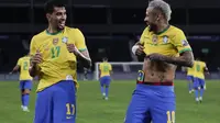 Pemain Brasil Lucas Paqueta merayakan dengan rekan setimnya Neymar setelah mencetak gol ke gawang Peru dalam pertandingan semifinal Copa America di Stadion Nilton Santos, Rio de Janeiro, Brasil, Selasa, 6 Juli 2021. (AP Photo/Silvia Izquierdo)