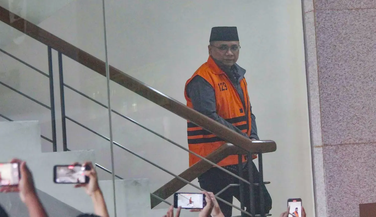 Pengalihan status tahanan Yaqut Cholil Qoumas sempat menjadi sorotan masyarakat. Tampak dalam foto, tersangka kasus dugaan korupsi kuota haji tambahan tahun 2023–2024, Yaqut Cholil Qoumas saat tiba di Gedung Merah Putih Komisi Pemberantasan Korupsi (KPK), Jakarta, Selasa (24/3/2026). (merdeka.com/Arie Basuki)