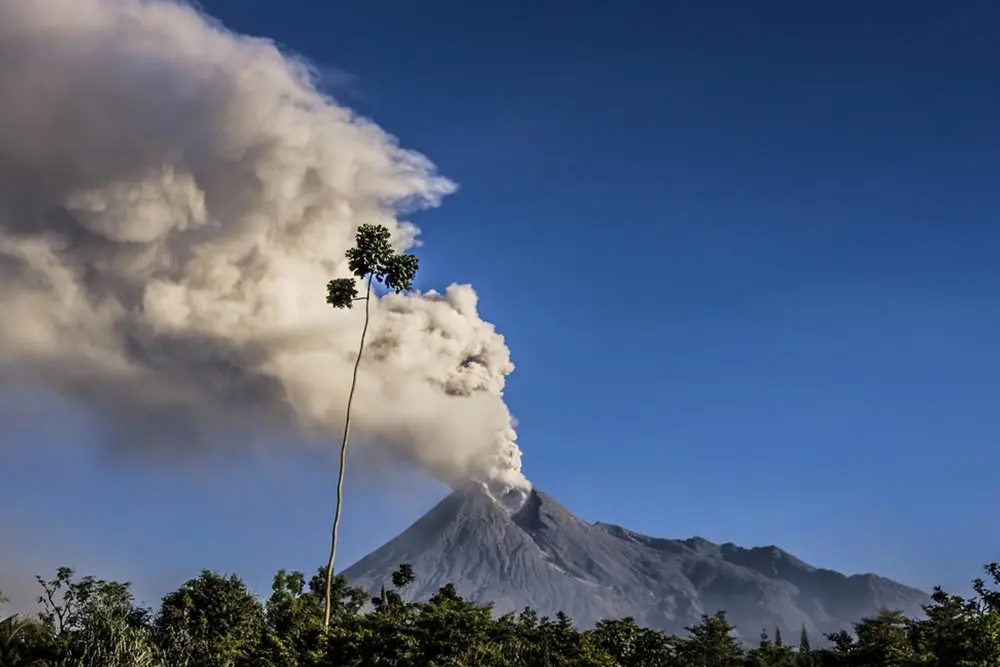 Waspada, Gunung Merapi Mengalami Letusan Freatik! (Manggar/Shutterstock)