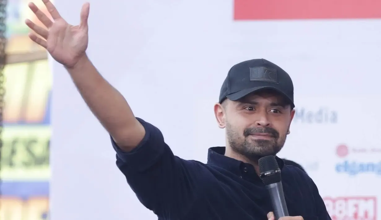 Mike Locock mengaku sangat senang bisa berkolaborasi dengan artis India. Meski ia mengaku bahasa tubuh tidak selalu bisa membantu dalam berkomunikasi. (Bambang E. Ros/Bintang.com)