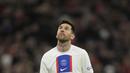 Pemain Paris Saint Germain, Lionel Messi, tampak kecewa setelah ditaklukkan Bayern Munchen pada leg kedua babak 16 besar Liga Champions 2022/2023 di Allianz Arena, Kamis (9/3/2023). (AP Photo/Andreas Schaad)