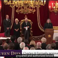 Gaun Queen Camilla terlihat sederhana dan minimalis merayakan proklamasi King Charles dalam suasana duka (Capture YouTube skynews)