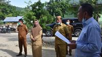 Plt. Bupati Anas Jusuf saat melakukan sidak di perkantoran Pemda Boalemo (Arfandi Ibrahim/Liputan6.com)