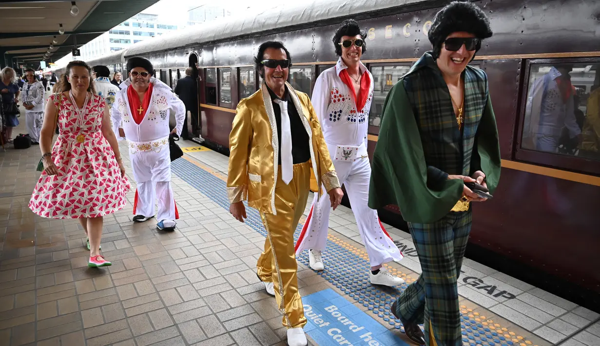 Penggemar Elvis Presley berkumpul di Stasiun Central untuk menghadiri The Parkes Elvis Festival di Sydney, Kamis (10/1). Festival ini diselenggarakan setiap tahun bertepatan dengan hari lahir musisi legendaris Elvis Presley. (PETER PARKS/AFP)