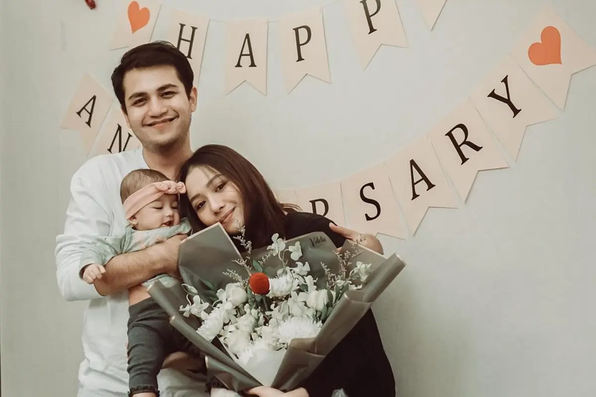6 Momen Perayaan Anniversary Pernikahan Rizky Alatas dan Adzana Bing Slamet, Romantis