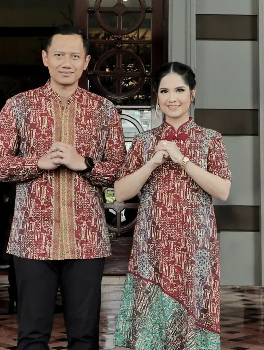 Kerap tampil dengan dress Batik, gaya bersahaja Annisa Pohan tak pernah gagal pancarkan aura bersahaja. Kali ini, dress bergaya kerah Shanghai hadirkan kesan yang semakin istimewa. [Foto: Instagram/ Annisa Pohan]