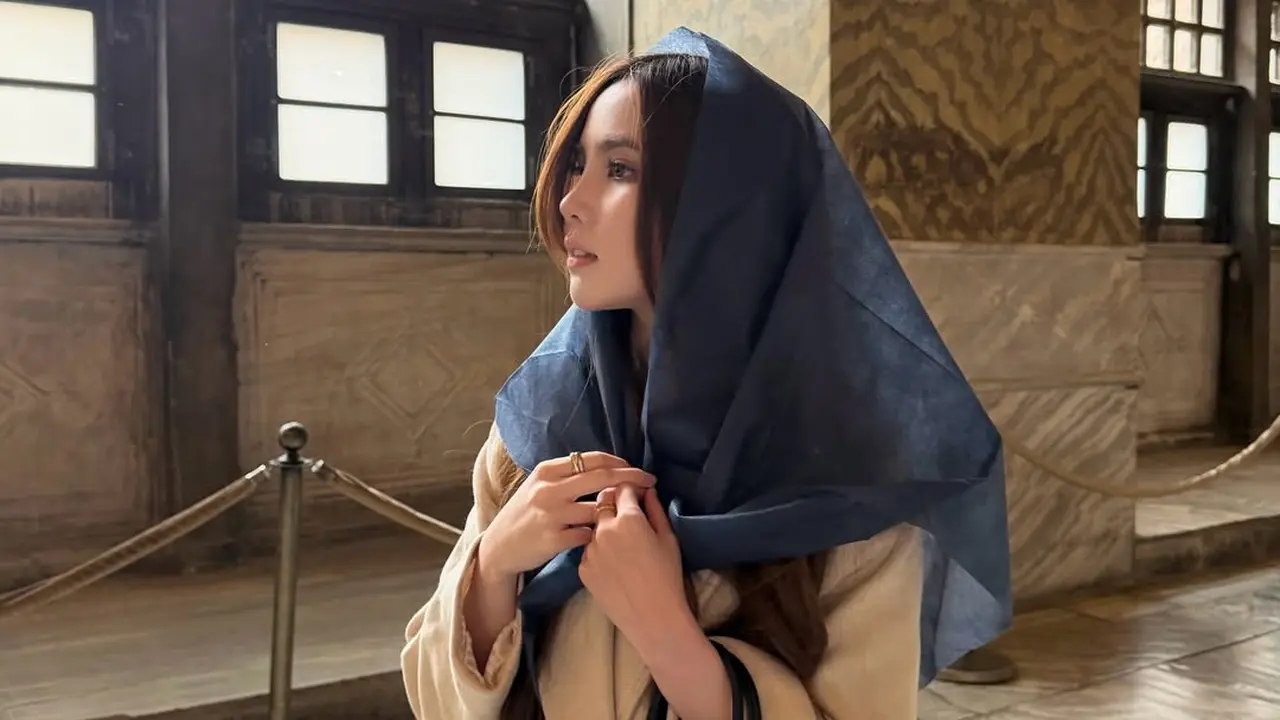 Gaya Santun Agatha Chelsea Saat Berkunjung ke Masjid Hagia Sophia, Elegan dalam Balutan Long Coat dan Kerudung
