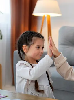 Sebagai orangtua, lingkungan rumah menjadi fondasi terbesar bagi keberanian anak. Cara orangtua bereaksi terhadap usaha kecil anak, bagaimana mereka merespons kegagalan, atau bagaimana mereka menunjukkan contoh nyata akan memengaruhi keberanian anak mengambil langkah pertama. (foto/dok: freepik)