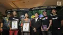 Para pemain Film Warkop DKI Reborn: Jangkrik Boss Part2 bersama perwakilan MURI menunjukan penghargaan MURI di kawasan Kuningan, Jakarta, Kamis (31/8). (Liputan6.com/Herman Zakharia)