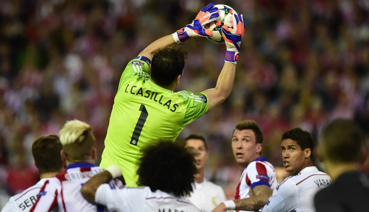 Nama Casillas sendiri mencuat ke panggung sepakbola dunia saat membela Los Blancos. (AFP/Javier Soriano)