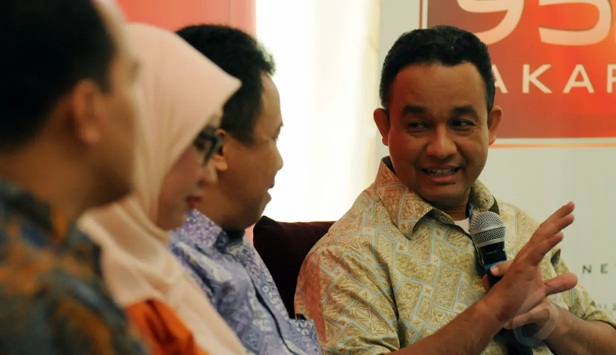 Menteri Pendidikan dan Kebudayaan, Anies Baswedan (kanan) menyampaikan argumennya dalam diskusi "Mencari Kurikulum yang Maksimum" di Jakarta, (13/12/2014). (Liputan6.com/Helmi Fithriansyah)