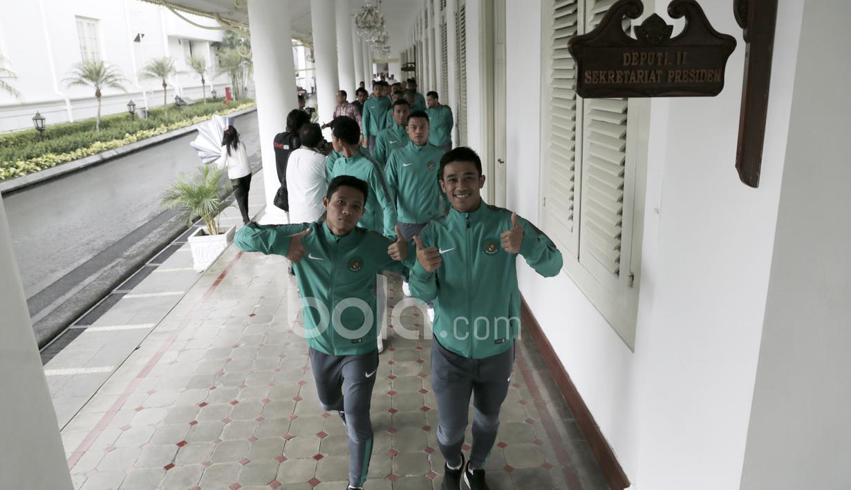 Ekspresi Evan Dimas dan Beny Wahyudi bersama para pemain Timnas Indonesia menuju ruangan pertemuan dengan Presiden RI, Joko Widodo di Istana Merdeka, (19/12/2016). (Bola.com/Nicklas Hanoatubun)