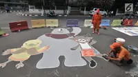 Petugas PPSU menggambar maskot Asian Games 2018 di Jalan Penataran atau Simpang Tugu Proklamasi, Jakarta, Rabu (25/7). Pembuatan maskot dan logo Asian Games 2018 dalam rangka menyambut event terbesar se-Asia tersebut. (Merdeka.com/Iqbal S. Nugroho)