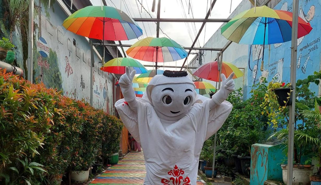 Maskot Piala Dunia 2022, La'eeb, berkeliling pemukiman warga di Kampung Bekelir, Tangerang. (Procomm Surya Citra Media)