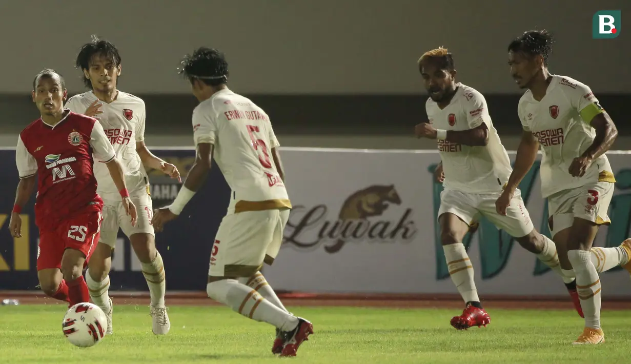 Riko adalah ancaman nyata buat lawan dalam menyisir sayap kanan dan mengeksploitas kelemahan lawan itu. Beberapa kali dia mampu merangsek hingga lini depan dan menghasilkan umpan yang berbuah gol bagi pemain depan. (Foto: Bola.com/Ikhwan Yanuar)