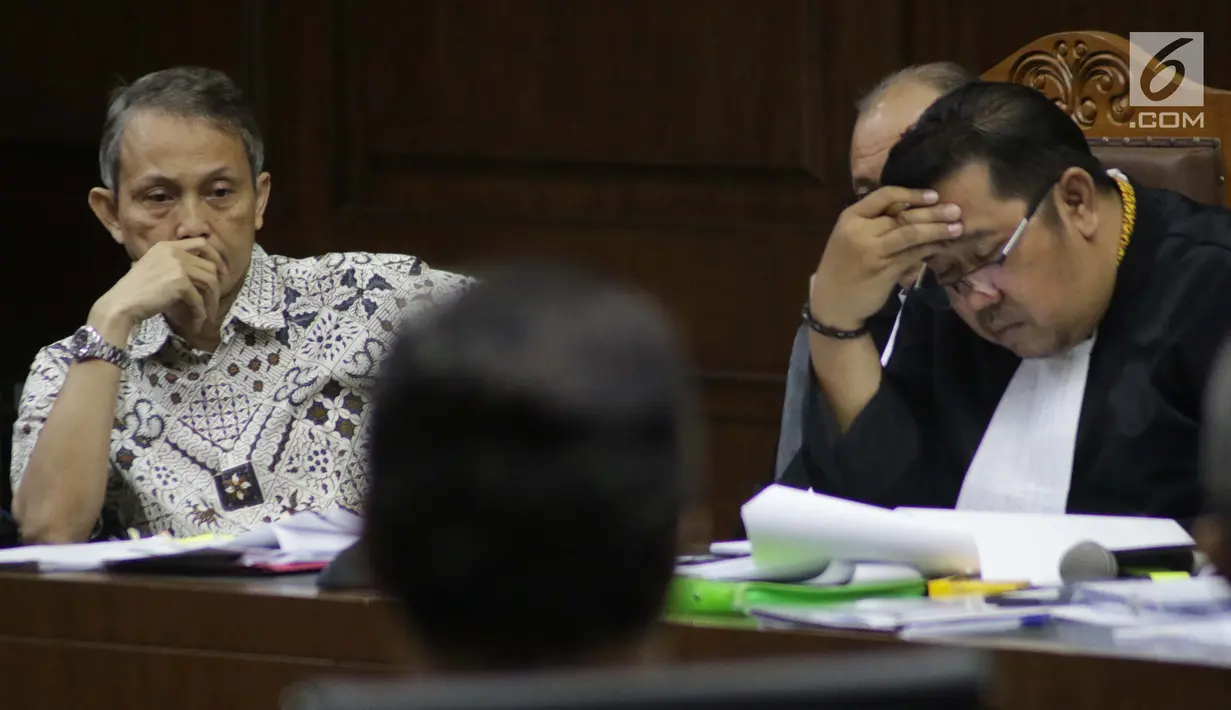 Terdakwa dugaan suap terkait persetujuan proyek pengadaan dua unit boiler berkapasitas 35 ton yang juga Mantan Direktur Produksi dan Teknologi Krakatau Steel, Wisnu Kuncoro (kiri) saat menjalani sidang lanjutan di Pengadilan Tipikor, Jakarta, Rabu (28/8/2019). (Liputan6.com/Helmi Fithriansyah)