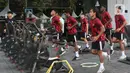 Sejumah pesepak bola yang tergabung dalam pemusatan latihan timnas Indonesia U-20 melakukan latihan fisik di kawasan ring road Stadion Utama Gelora Bung Karno, Jakarta, Rabu (15/5/2024). (Liputan6.com/Herman Zakharia)
