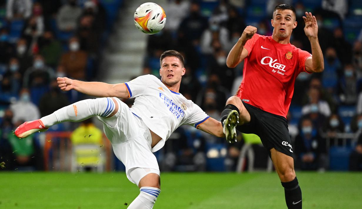 Luka Jovic. Striker Serbia ini didatangkan Real Madrid dari Eintracht Frankfurt pada awal musim 2019/2020 saat berusia 21 tahun dengan nilai transfer 60 juta euro atau setara Rp939,2 miliar. Hingga kini penampilannya di lini depan Los Blancos tidak sesuai ekspektasi. Pada musim 2021/2022 ia total tampil dalam 19 laga di semua ajang dengan hanya mencetak 1 gol dan 3 assist. Ia sempat dipinjamkan ke Eintracht Frankfurt selama setengah musim pada pertengahan 2020/2021. Kabarnya Real Madrid akan melepasnya pada awal musim 2022/2023 dan kemungkinan besar akan bergabung dengan Fiorentina untuk menggantikan posisi Dusan Vlahovic. (AFP/Gabriel Bouys)