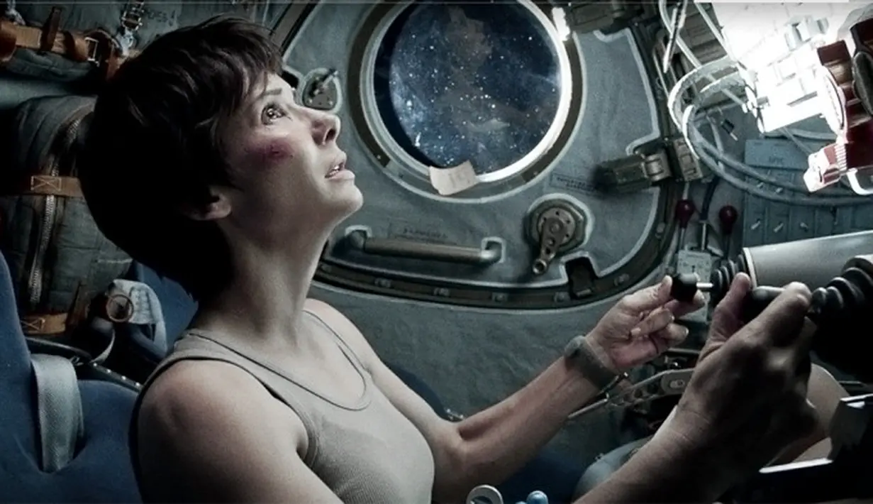 Sandra Bullock dan George Clooney pergi keluar angkasa dan hanya Sandra yang berhasil selamat dalam film Gavity. Coba simak kalimat-kalimat yang ia coba lontarkan untuk dirinya sendiri ya. (Variety)