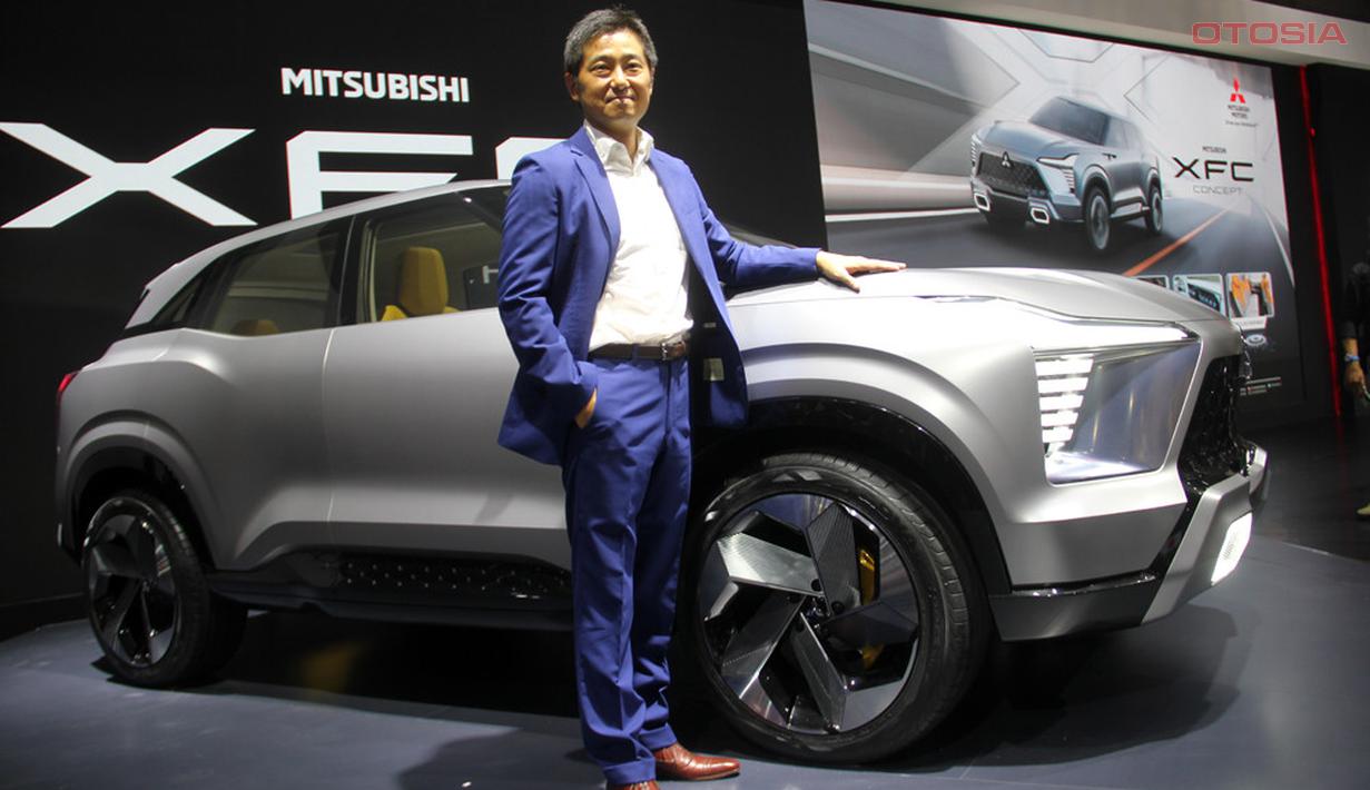 Naoya Nakamura, President Director MMKSI dengan Mitsubishi XFC Concept (Otosia.com/Nazar Ray)