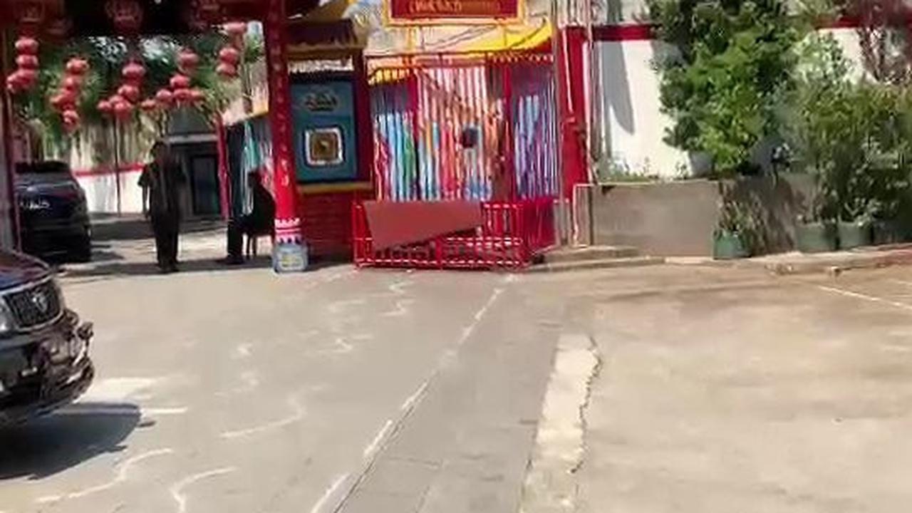 "Vihara adalah rumah ibadah, Rumah Tuhan. Penggunaannya bukan untuk kepentingan komersial. Kok majelis hakim pakai pertimbangan bisnis, untung rugi?" ujar Dosen Fakultas Hukum Universitas Mataram, Widodo Dwi Putro saat dikonfirmasi, Kamis (17/8).