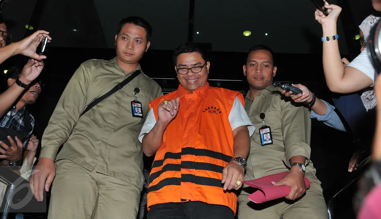 Anggota DPRD Riau periode 2009-2014 Ahmad Kirjauhari berjalan menuju mobil tahanan usai menjalani pemeriksaan di KPK, Jakarta, Rabu (16/9). KPK menahan Ahmad Kirjauhari terkait kasus suap RAPBD Provinsi Riau Tahun 2014-2015. (Liputan6.com/Andrian M Tunay)