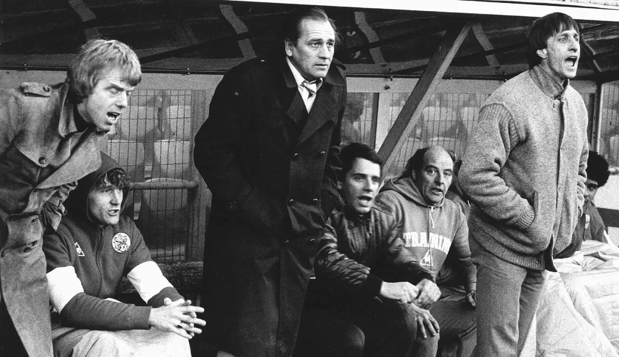 Johan Cruyff (kanan) di bench Ajax saat melawan FC Twente bersama pelatih Leo Beenhakker (kiri) dan Bobby Haarms, 30 November 1980. (AFP/ANP/Cor Mulder)