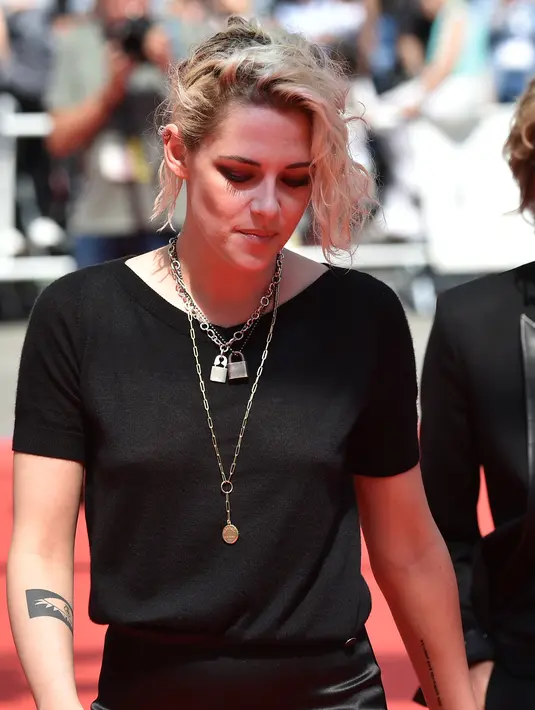 Kristen dan Alicia mengenakan busana bernuansa gothic. Tak hanya itu, Kristen Stewart juga mengubah warna rambut agar senada dengan kekasihnya. (AFP/Bintang.com)