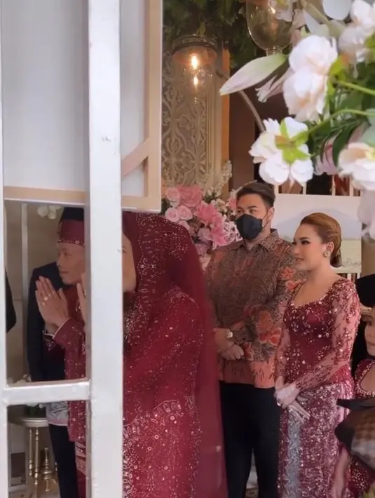 Desainer itu juga selalu mendampingi Ayu Ting Ting di seluruh rangkaian acara dan resepsi yang digelar bersamaan. (Instagram/wahyu_zainal).