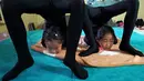 Dua orang anak melakukan gerakan lentur saat latihan di sebuah sekolah pelatihan di Ulaanbaatar, Mongolia, 4 Juli 2016. Sekolah di Mongolia ini mengajarkan gerakan-gerakan lentur yang hanya bisa dilakukan oleh orang tertentu. (REUTERS / Natalie Thomas)