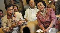 Ketua KONI Rita Subowo (kanan) bersama Ketum PSSI Nurdin Halid memberikan keterangan kepada wartawan usai pertemuan tertutup di Jakarta. KONI meminta PSSI untuk segera menyelesaikan konflik.(Antara)