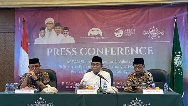 Ketua Umum PBNU Yahya Cholil Staquf saat menggelar konferensi pers persiapan ASEAN Conference on Intercultural and Interreligious Dialogue di Kantor PBNU, Jakarta Pusat. (Liputan6.com/Radityo Priyasmoro)