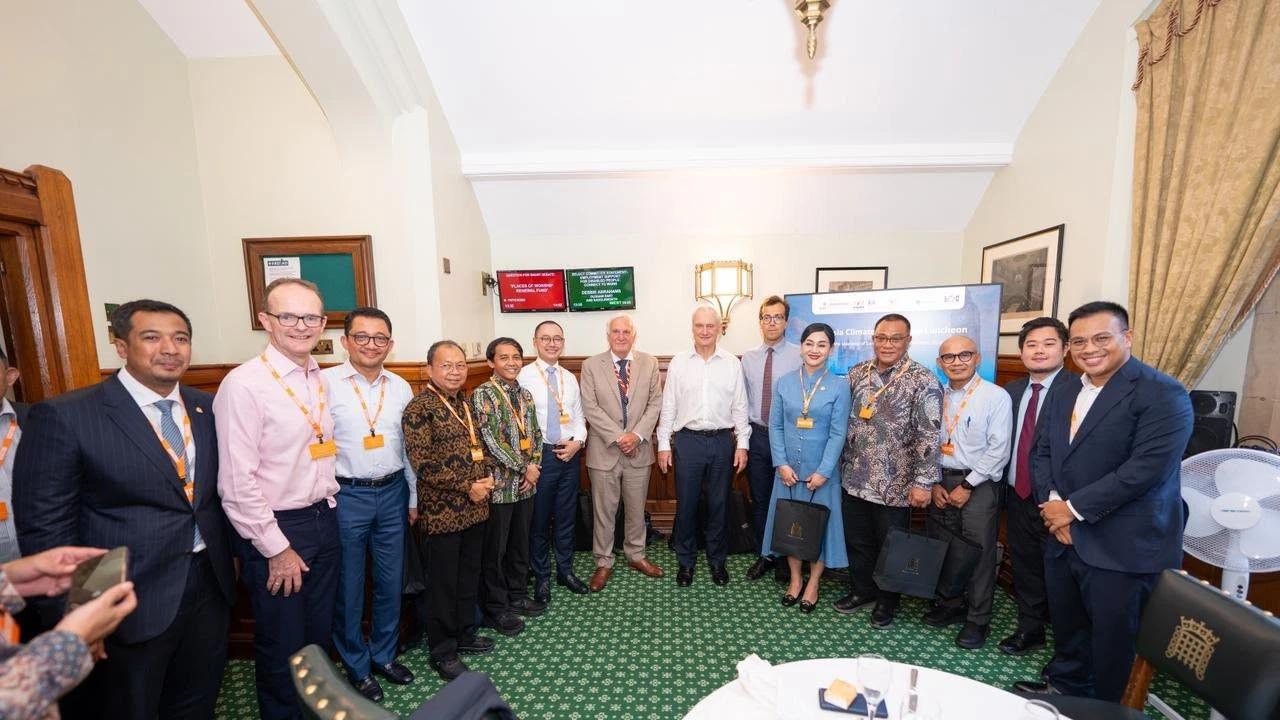 Ketua Dewan Komisioner OJK Friderica Widyasari Dewi saat menghadiri rangkaian London Climate Action Week (LCAW) 2026